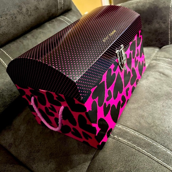 π₯π₯ RARE Betsey Johnson Hot Pink Polka Dots and Black Hearts Trunk - Picture 2 of 9